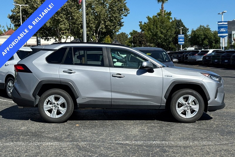 Toyota RAV4 Vehicle Full-screen Gallery Image 03