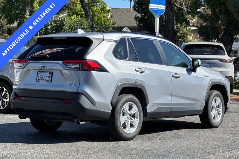 Toyota RAV4 Vehicle Full-screen Gallery Image 04