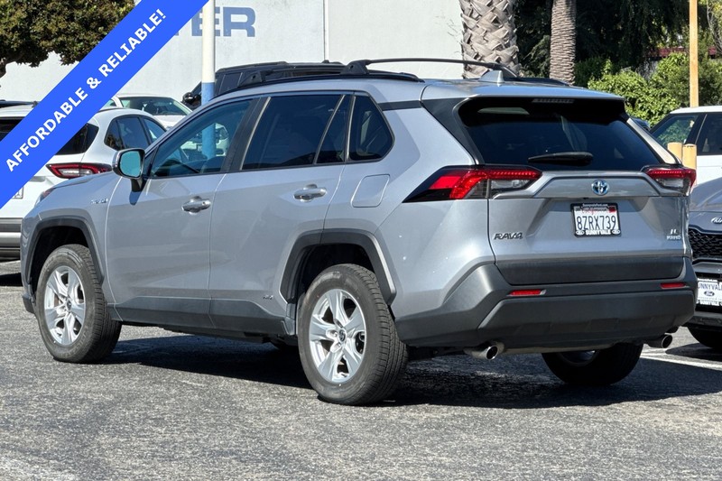 Toyota RAV4 Vehicle Full-screen Gallery Image 06