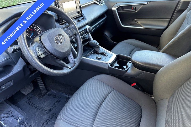 Toyota RAV4 Vehicle Full-screen Gallery Image 10