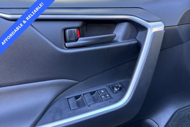 Toyota RAV4 Vehicle Full-screen Gallery Image 11
