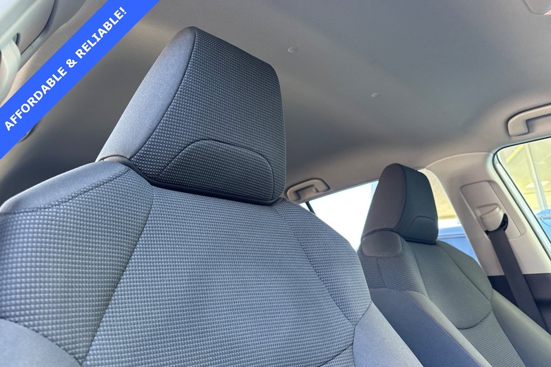 Toyota RAV4 Vehicle Full-screen Gallery Image 17