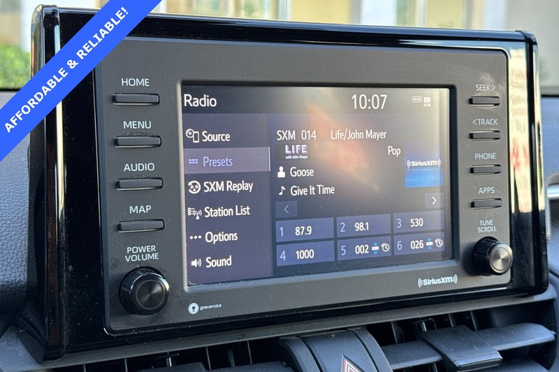 Toyota RAV4 Vehicle Full-screen Gallery Image 18