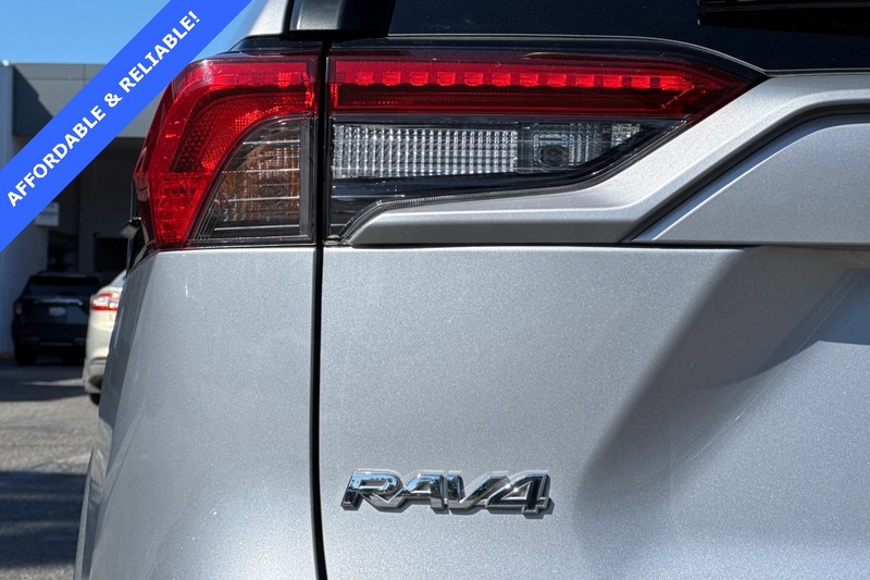 Toyota RAV4 Vehicle Full-screen Gallery Image 26