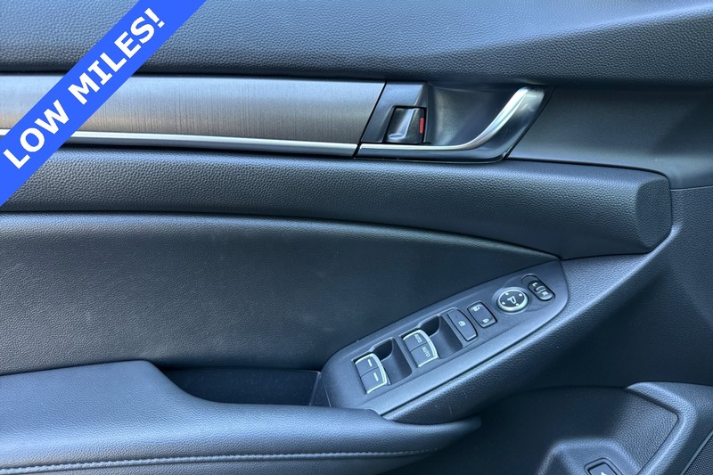 Honda Accord Sedan Vehicle Full-screen Gallery Image 11