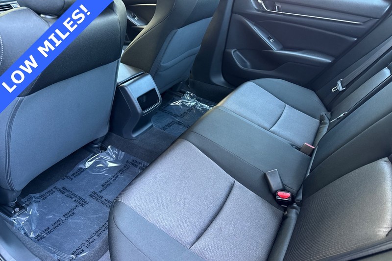 Honda Accord Sedan Vehicle Full-screen Gallery Image 12