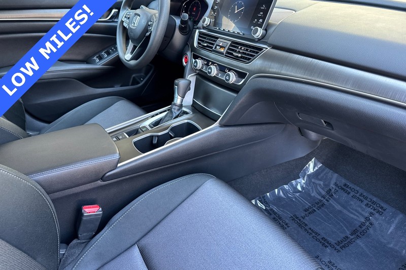 Honda Accord Sedan Vehicle Full-screen Gallery Image 15
