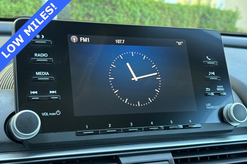 Honda Accord Sedan Vehicle Full-screen Gallery Image 17