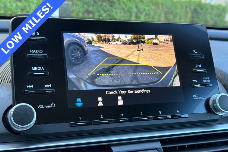 Honda Accord Sedan Vehicle Full-screen Gallery Image 18