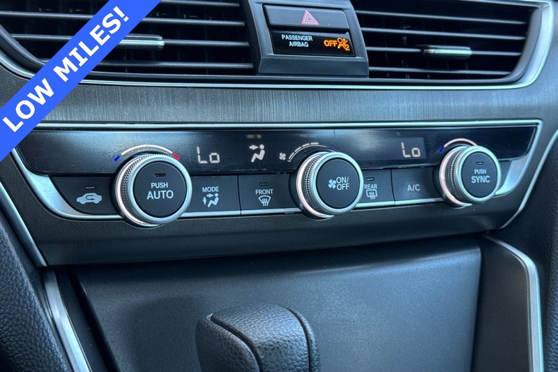Honda Accord Sedan Vehicle Full-screen Gallery Image 19