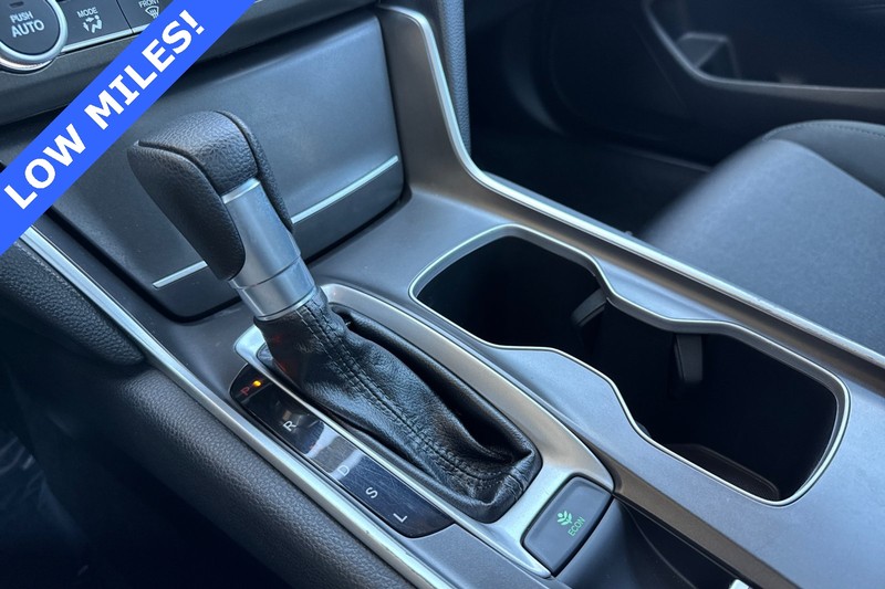 Honda Accord Sedan Vehicle Full-screen Gallery Image 20