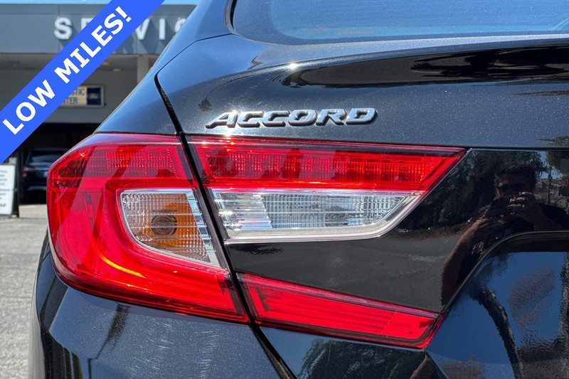 Honda Accord Sedan Vehicle Full-screen Gallery Image 26