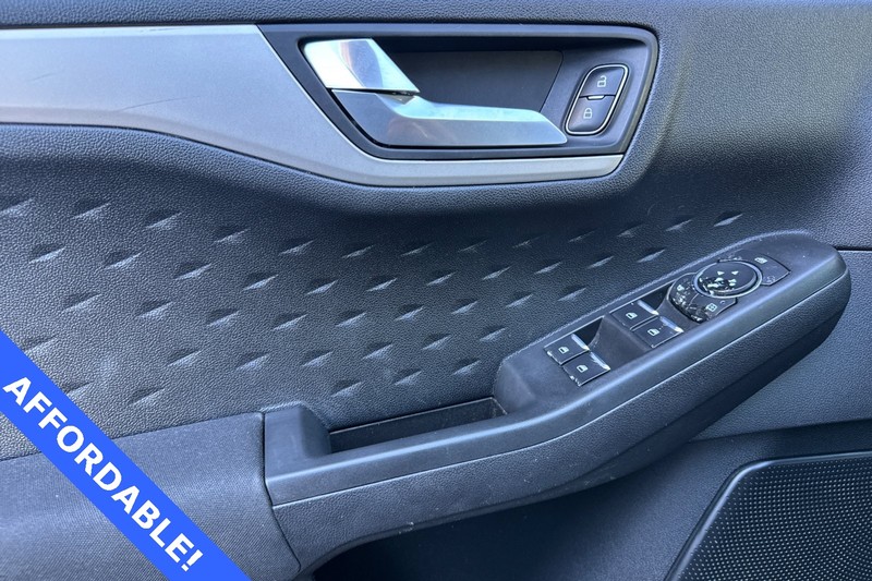 Ford Escape Vehicle Full-screen Gallery Image 12