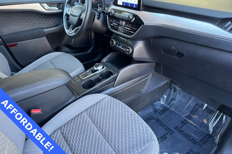 Ford Escape Vehicle Full-screen Gallery Image 17