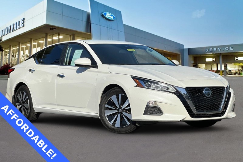 Nissan Altima Vehicle Full-screen Gallery Image 02