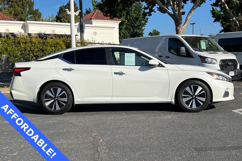 Nissan Altima Vehicle Full-screen Gallery Image 03