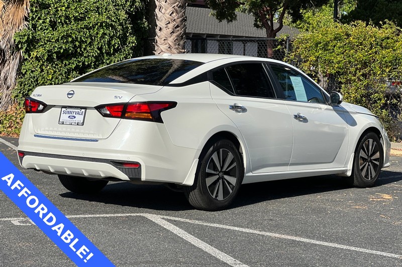Nissan Altima Vehicle Full-screen Gallery Image 04