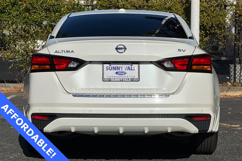 Nissan Altima Vehicle Full-screen Gallery Image 05