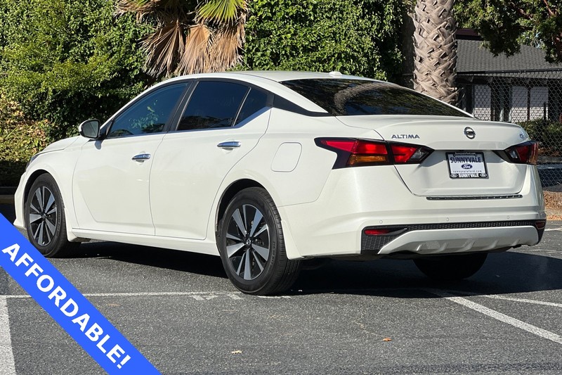 Nissan Altima Vehicle Full-screen Gallery Image 06