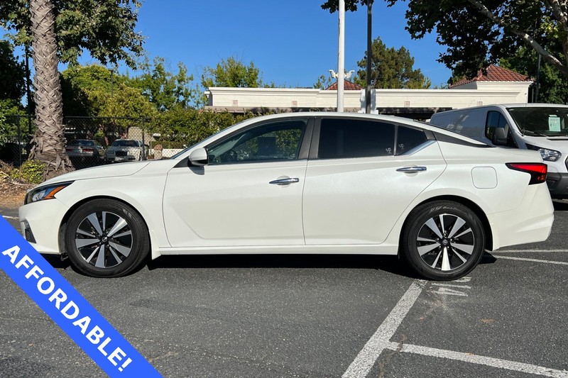 Nissan Altima Vehicle Full-screen Gallery Image 08