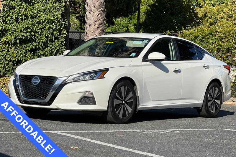 Nissan Altima Vehicle Full-screen Gallery Image 09