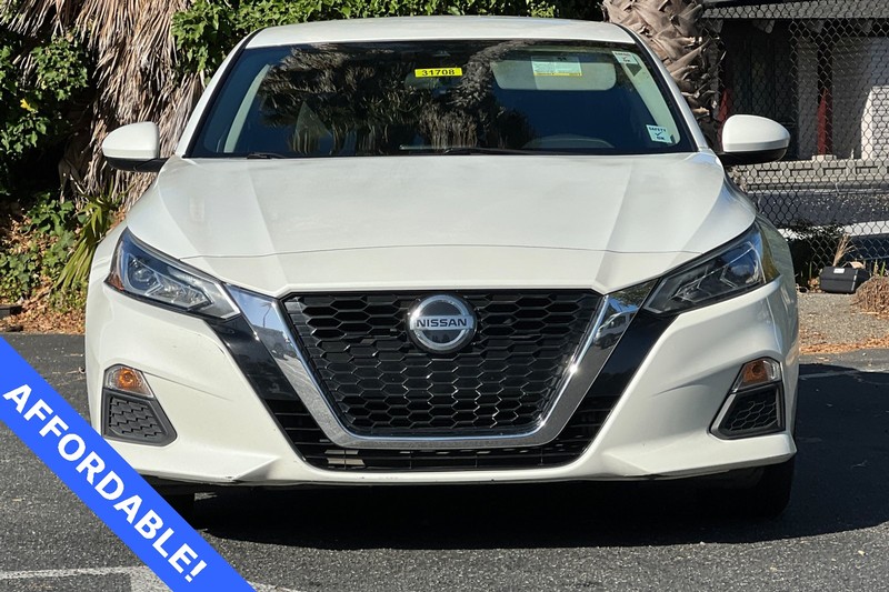 Nissan Altima Vehicle Full-screen Gallery Image 10