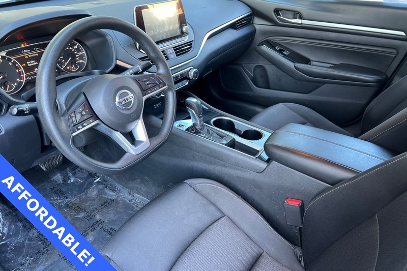 Nissan Altima Vehicle Full-screen Gallery Image 11
