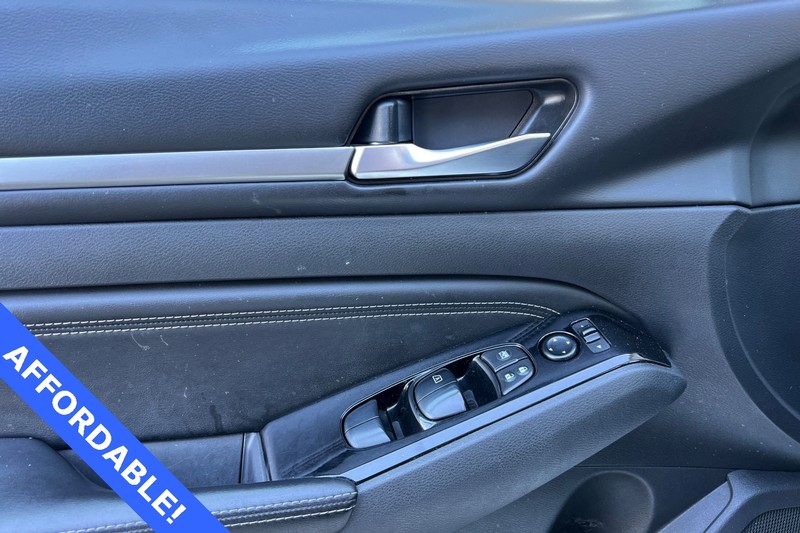Nissan Altima Vehicle Full-screen Gallery Image 12