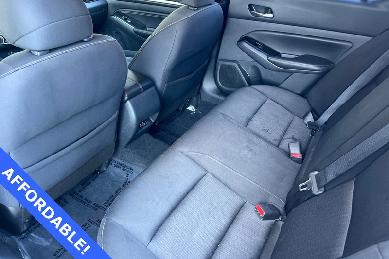 Nissan Altima Vehicle Full-screen Gallery Image 13