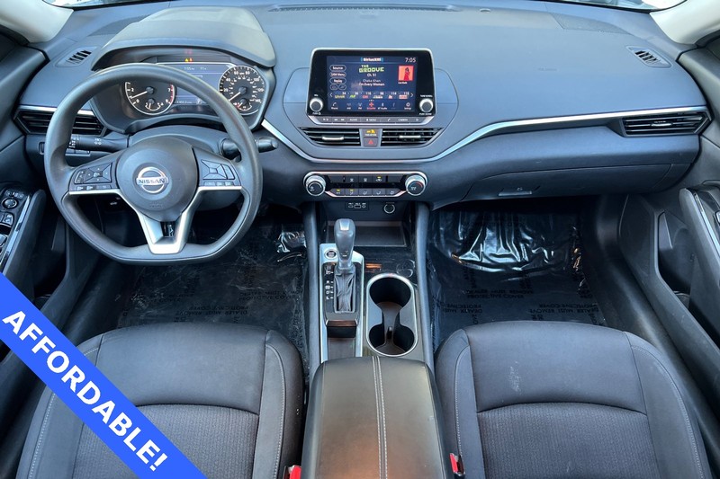 Nissan Altima Vehicle Full-screen Gallery Image 14