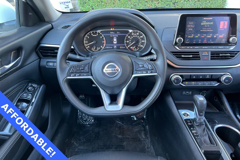 Nissan Altima Vehicle Full-screen Gallery Image 15