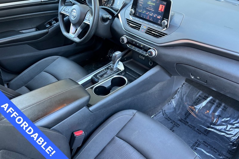 Nissan Altima Vehicle Full-screen Gallery Image 16