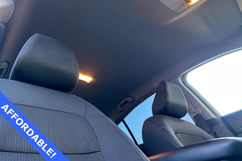 Nissan Altima Vehicle Full-screen Gallery Image 17