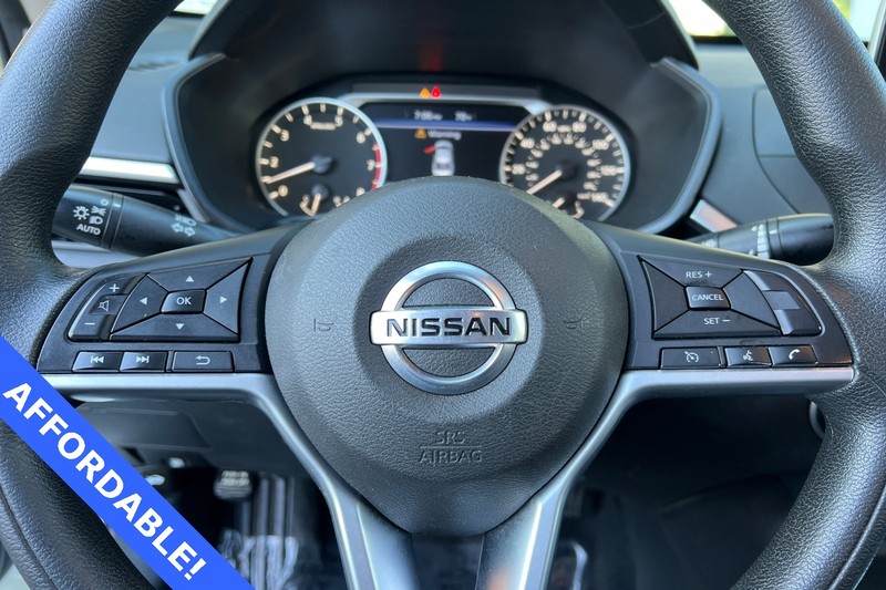 Nissan Altima Vehicle Full-screen Gallery Image 23