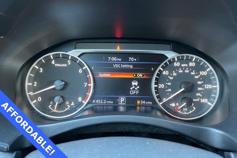 Nissan Altima Vehicle Full-screen Gallery Image 24