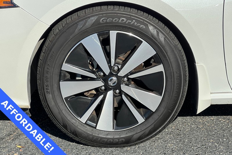 Nissan Altima Vehicle Full-screen Gallery Image 26