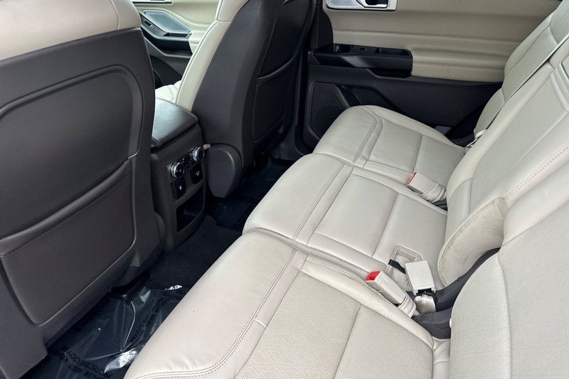 Ford Explorer Vehicle Full-screen Gallery Image 13
