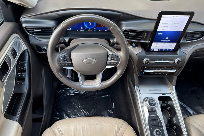 Ford Explorer Vehicle Full-screen Gallery Image 15