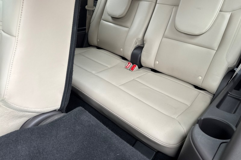 Ford Explorer Vehicle Full-screen Gallery Image 16