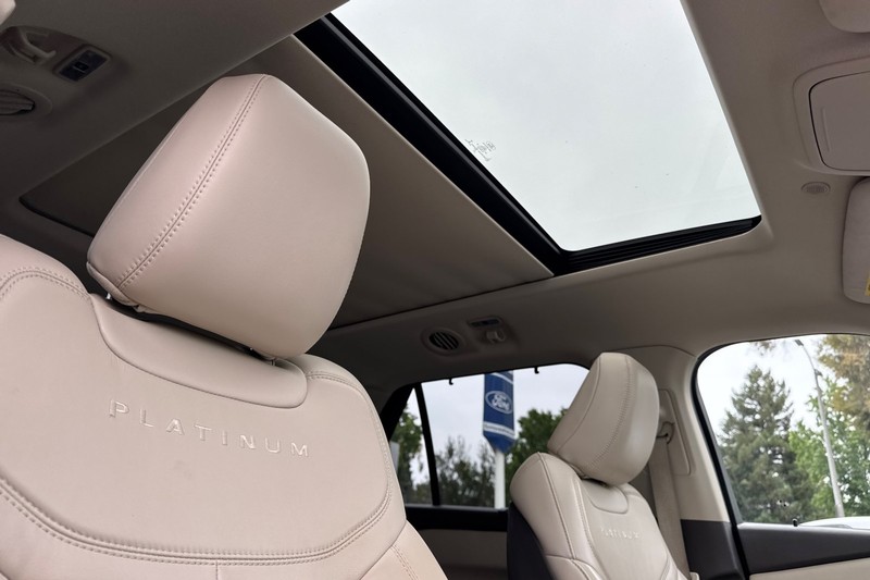 Ford Explorer Vehicle Full-screen Gallery Image 19