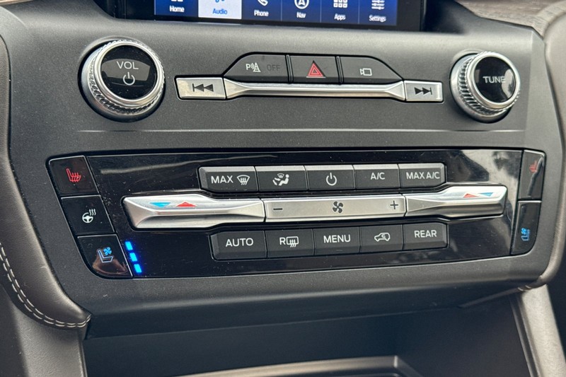 Ford Explorer Vehicle Full-screen Gallery Image 23