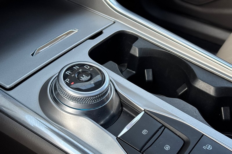 Ford Explorer Vehicle Full-screen Gallery Image 24