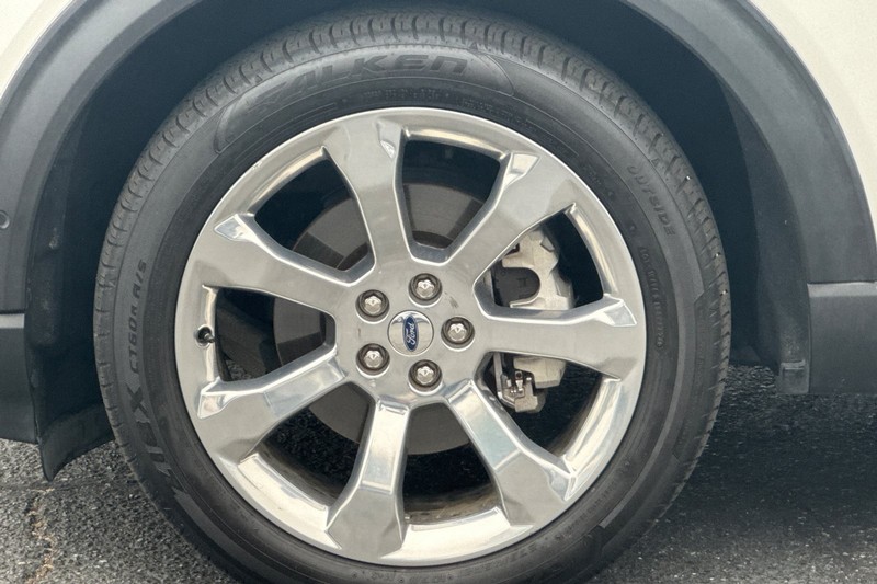 Ford Explorer Vehicle Full-screen Gallery Image 29