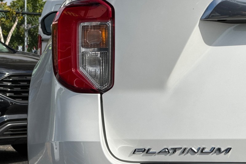 Ford Explorer Vehicle Full-screen Gallery Image 30