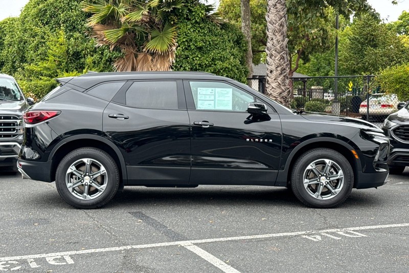 Chevrolet Blazer Vehicle Full-screen Gallery Image 03