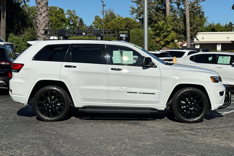 Jeep Grand Cherokee Vehicle Full-screen Gallery Image 03