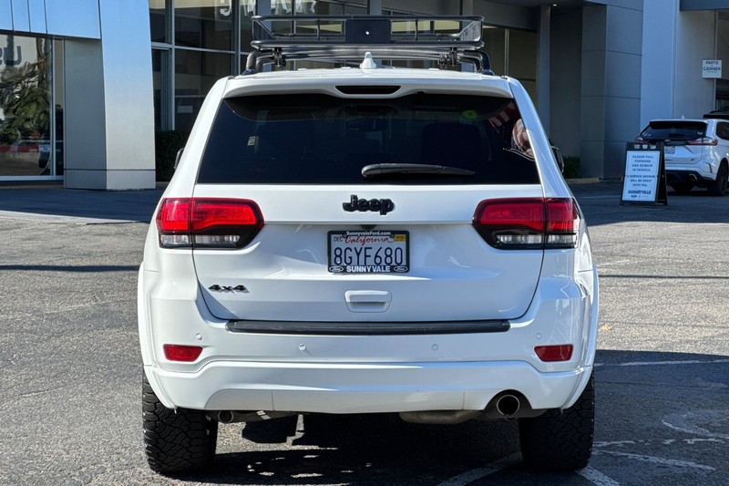 Jeep Grand Cherokee Vehicle Full-screen Gallery Image 05