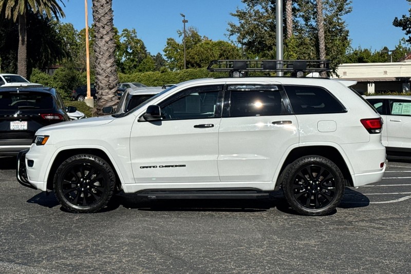Jeep Grand Cherokee Vehicle Full-screen Gallery Image 08