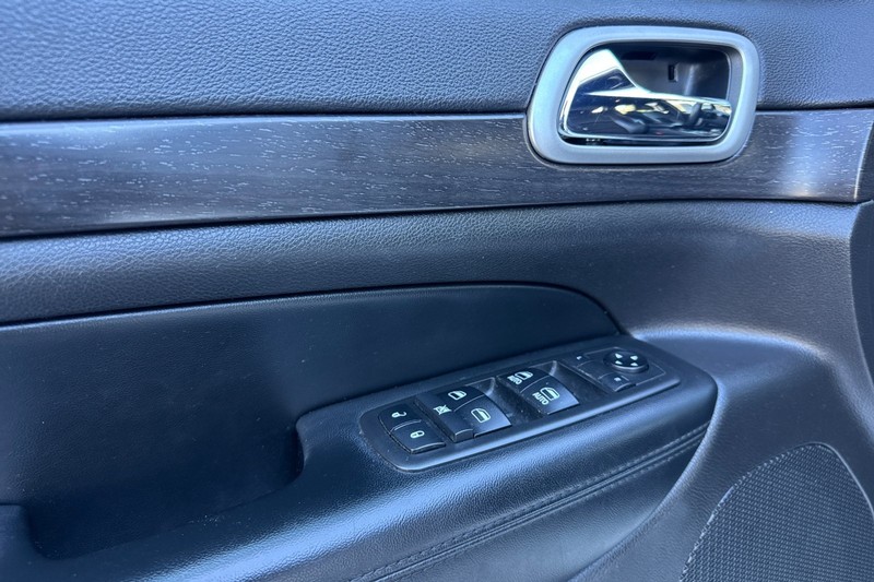 Jeep Grand Cherokee Vehicle Full-screen Gallery Image 12