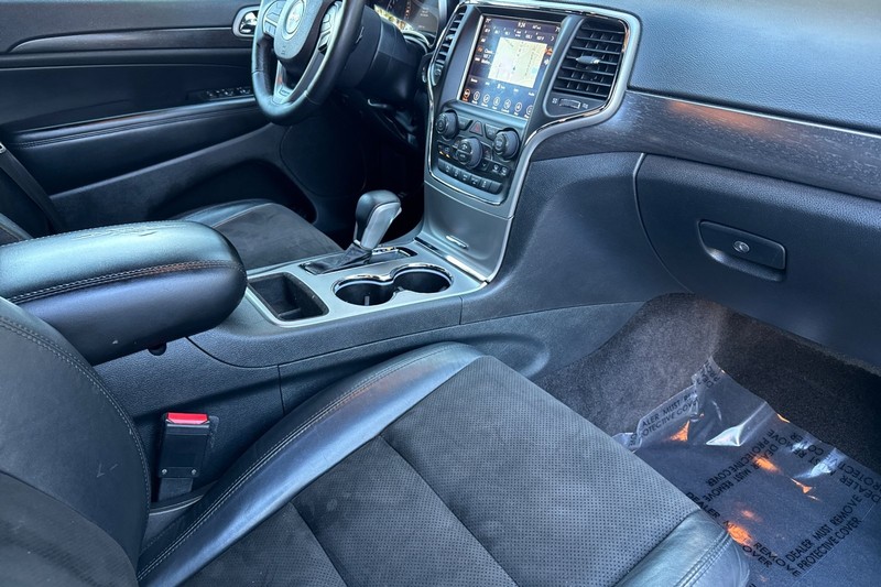 Jeep Grand Cherokee Vehicle Full-screen Gallery Image 17